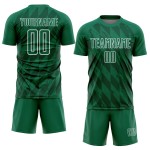 Camiseta de fútbol personalizada con diseño geométrico verde Kelly y formas blancas para sublimación