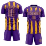 Uniforme de fútbol de sublimación con rayas doradas y moradas, personalizado y abstracto