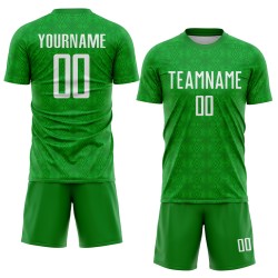 Camiseta de fútbol blanca con diseño geométrico de sublimación de césped y formas verdes personalizadas