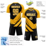 Uniforme de fútbol de sublimación con formas de flecha, camiseta dorada personalizada, negro y blanco