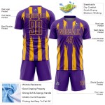 Uniforme de fútbol de sublimación con rayas doradas y moradas, personalizado y abstracto