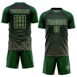 Camiseta de fútbol personalizada con degradado verde, color crema y negro, con diseño geométrico y sublimación de líneas