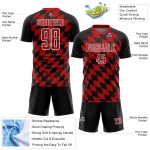 Uniforme de fútbol sublimado negro con estampado de rombos, camiseta roja y blanca personalizada