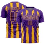 Uniforme de fútbol de sublimación con rayas doradas y moradas, personalizado y abstracto