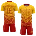 Camiseta de fútbol roja personalizada, uniforme de sublimación amarilla