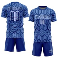 Camiseta de fútbol personalizada con sublimación geométrica, diseño abstracto azul y blanco, con formas reales claras